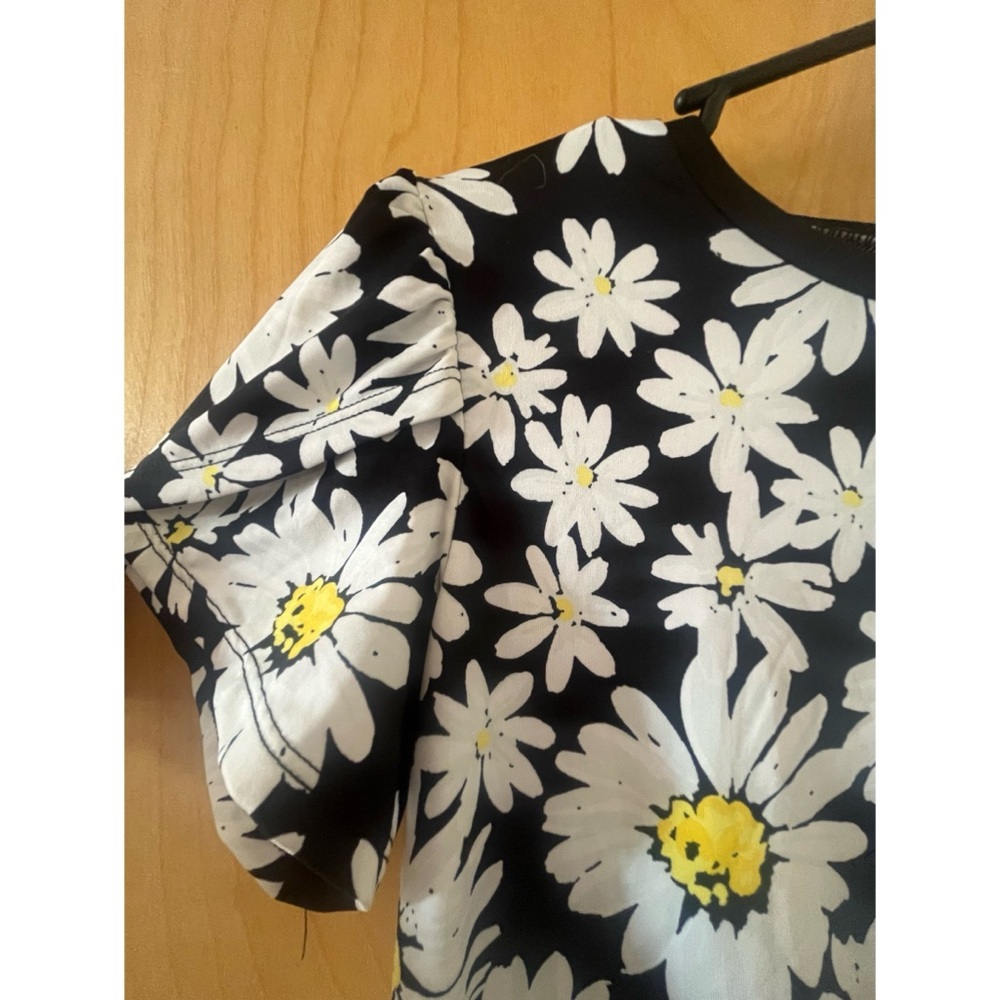 Daisy Print Flutter Sleeve Top 🌼 - Picture 2 of 2